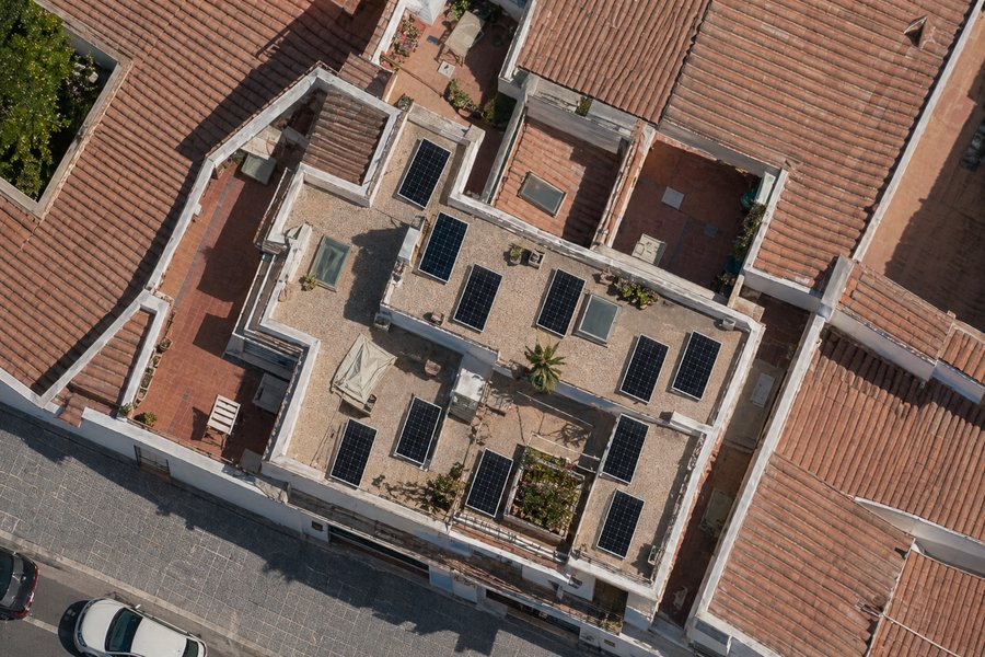 Ejemplo · tejado andaluz con paneles instalados